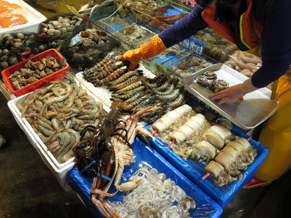 首爾自由行-韓國自由行-韓國友人帶我們到旁邊的小巷裡慢慢揀這裡海鮮的價錢較大巷裡的相宜