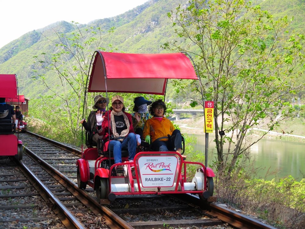 首爾自由行-韓國自由行-韓國旅遊-首爾景點-韓國機票-也有不少阿珠媽結伴同遊