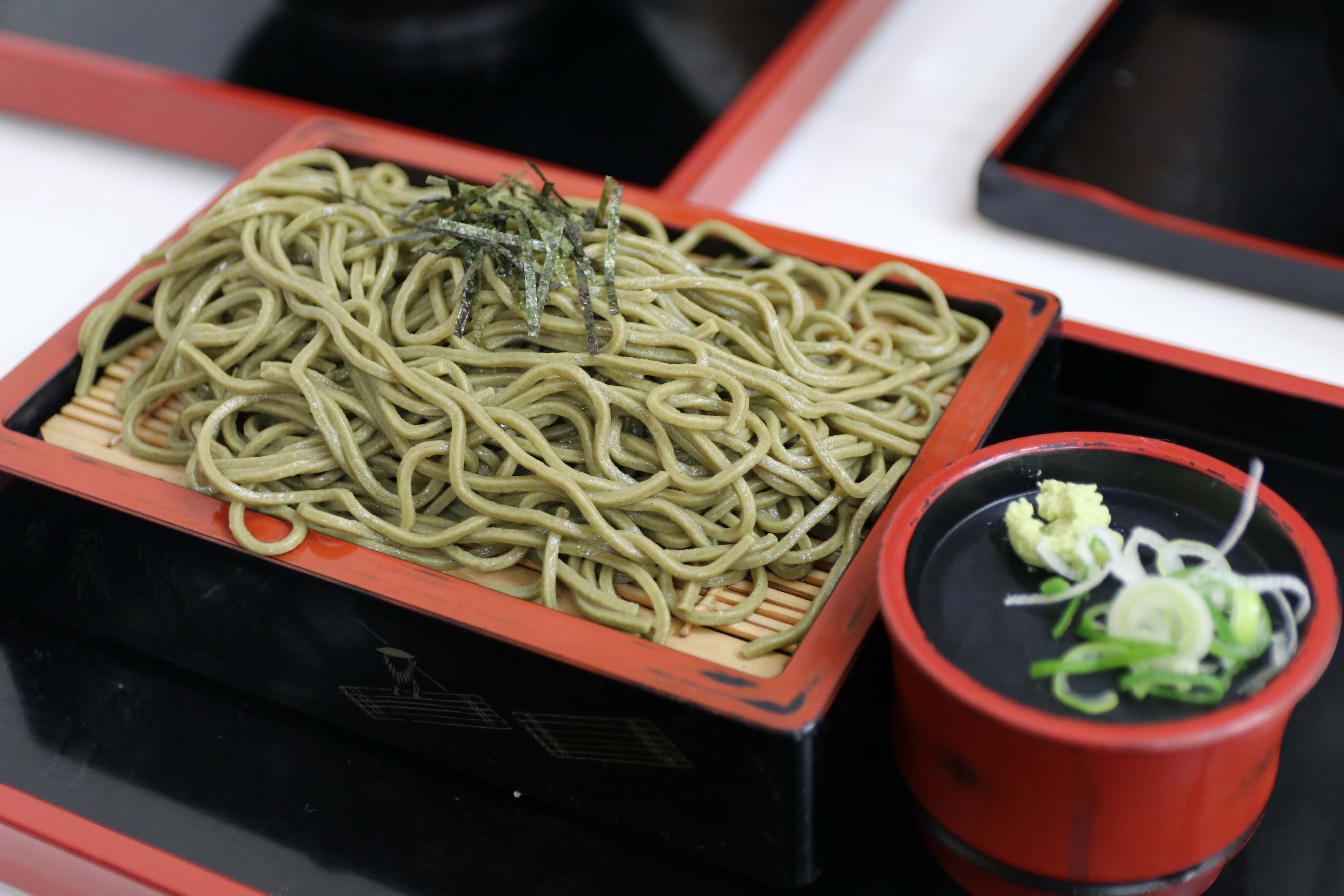 吃著抹茶蕎麥麵